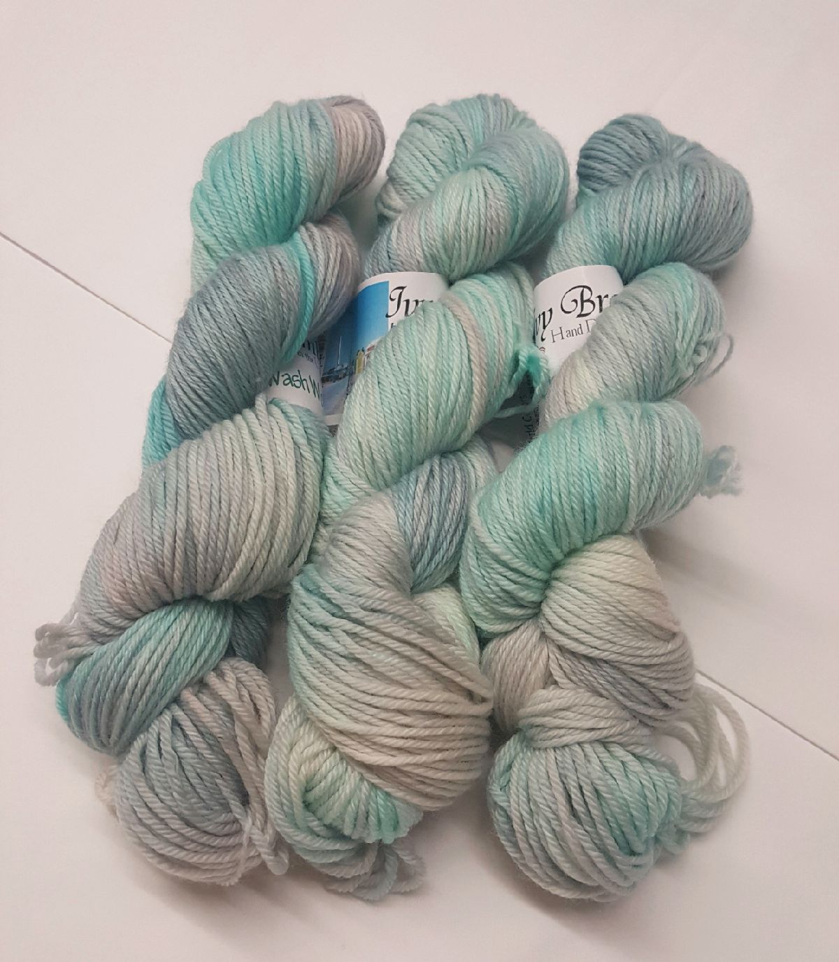 Ivy Brambles Superwash Worsted Yarn #1000 Frost Ivy Brambles Superwash Worsted Yarn #1000 Frost